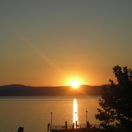 Iride Sul Lago 1 Via Principessa Jolanda 10-Piazza Del Molo 앙귈라라사바치아 외부 사진