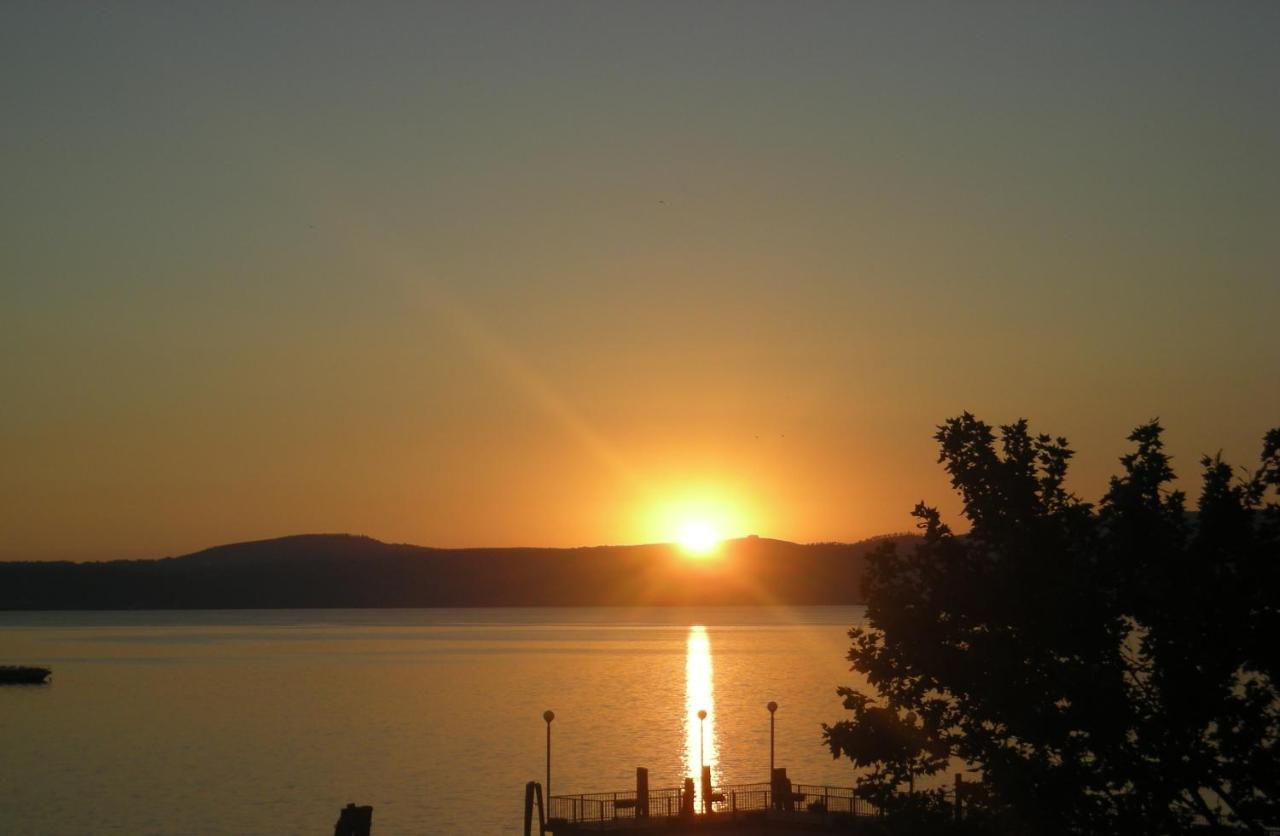 Iride Sul Lago 1 Via Principessa Jolanda 10-Piazza Del Molo 앙귈라라사바치아 외부 사진