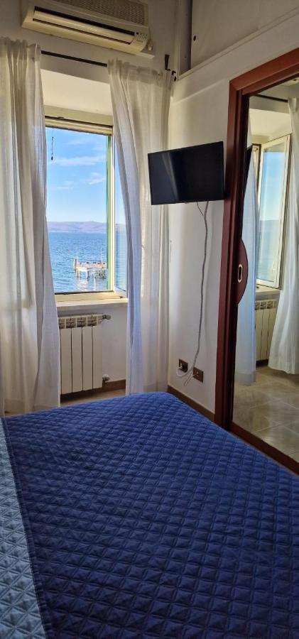 Iride Sul Lago 1 Via Principessa Jolanda 10-Piazza Del Molo 앙귈라라사바치아 외부 사진